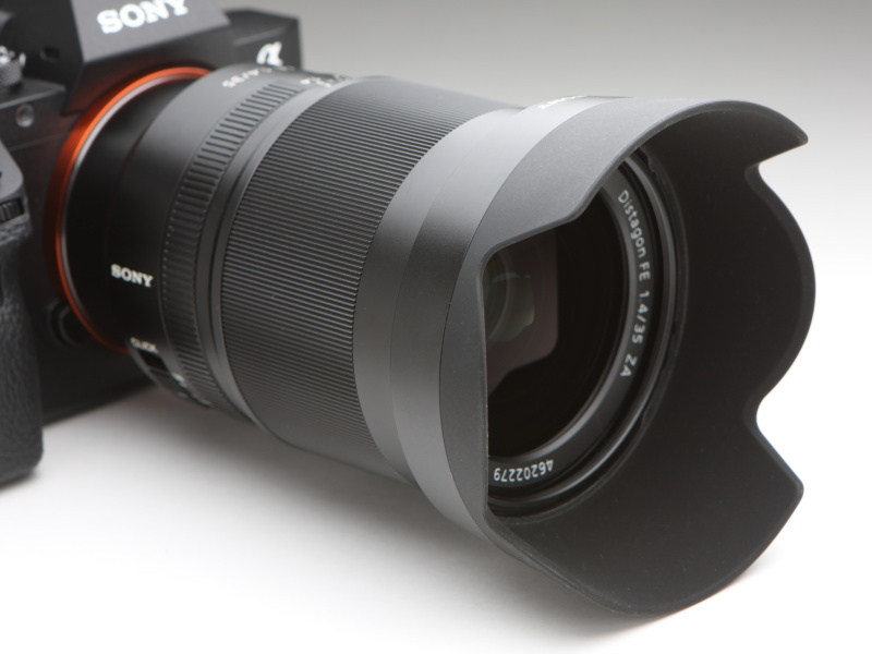 花型のレンズフードを同梱。レンズの描写特性をフルに引き出したいのであれば常用するようにしたい