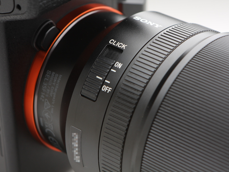 絞りリングのクリックをON/OFFするスイッチを搭載。動画撮影を意識した機能であるが、できることならスイッチが不用意に動かぬようロックを付けて欲しかった
