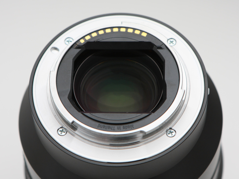 レンズ後端。後玉は大きく張り出したようなものではないものの、それなりの大きさ。製造国もこの部分に記される