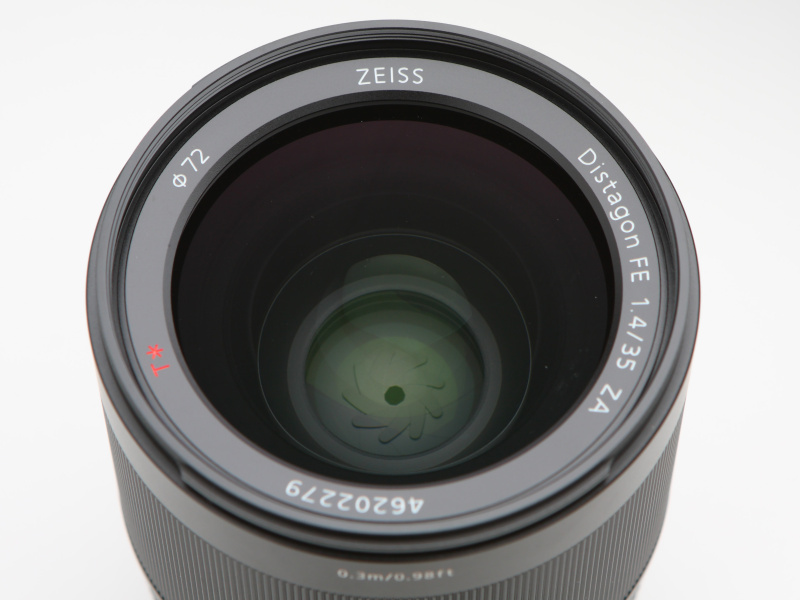 T*コーティングの採用により、フレアやゴーストを抑えコントラストの高いクリアな画質を実現。フィルター径は72mm。防塵防滴に配慮した設計とする