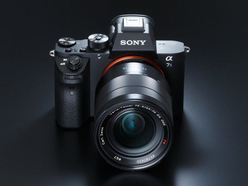 「α7S II」に標準ズーム「Vario-Tessar T* FE 24-70mm F4 ZA OSS」を装着した状態