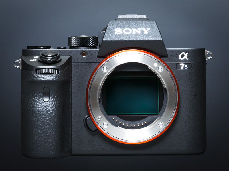 α7シリーズでは6製品目であり、四角いEVFを中央に配置したシルエットラインはもはやお馴染みのもの。曲面を多用したAマウントのαシリーズとは対照的に、平面と直線を生かしたデザインだ