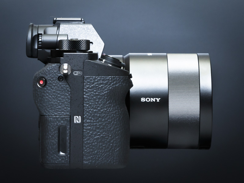 右側面には、NFC機能のNマークやメモリーカードスロットを装備。グリップ部には動画ボタンを備える