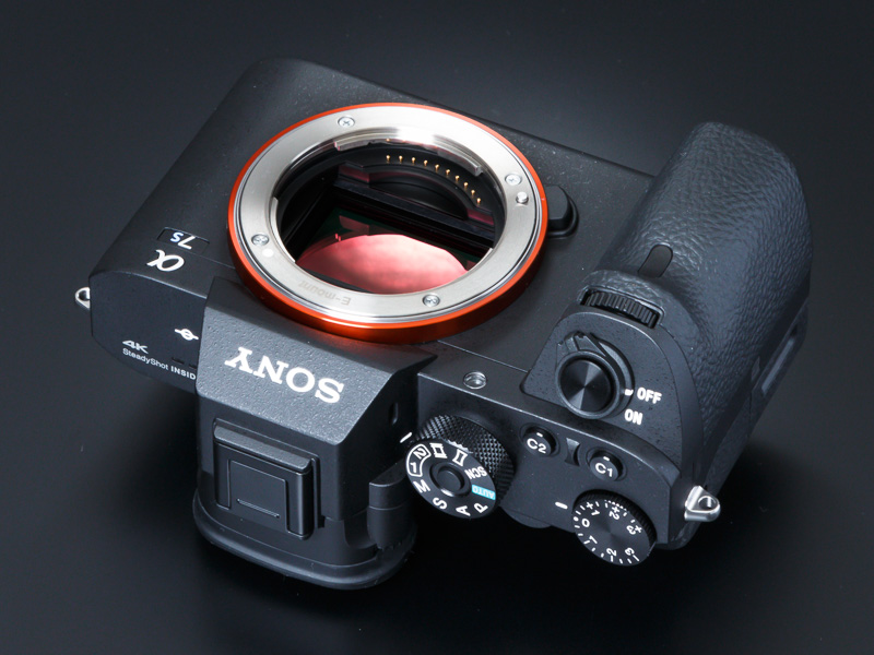 ソニーEマウントを採用。マウントアダプターを介して他のマウントのレンズを装着した場合でもボディ内手ブレ補正が作動する