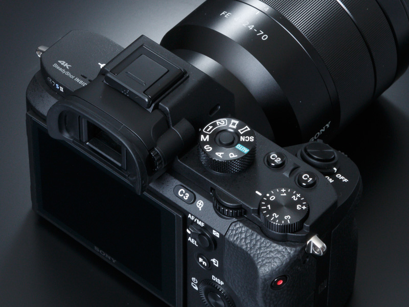 ファインダーの接眼部には、アイピースカップ「FDA-EP15」が標準装備。またファインダーの横にはアイセンサーがあり、液晶モニターとの自動切り替えができる