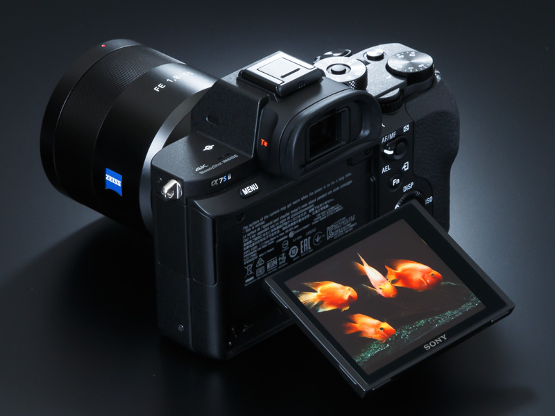 液晶モニターには約122.1万ドットの3.0型ワイドTFTを装備する。α7 IIと同じく上に約107度、下に約41度のチルト可動に対応。ローポジションやハイポジションでの撮影に役立つ