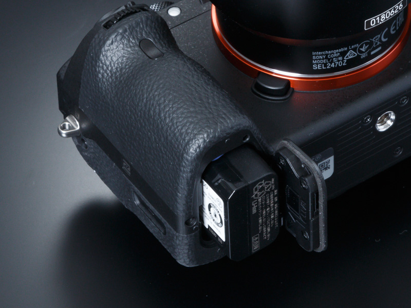 電源はリチウムイオン充電池「NP-FW50」。CIPA規格準拠の撮影可能枚数はファインダー使用で約310枚、液晶モニター使用で約370枚となる