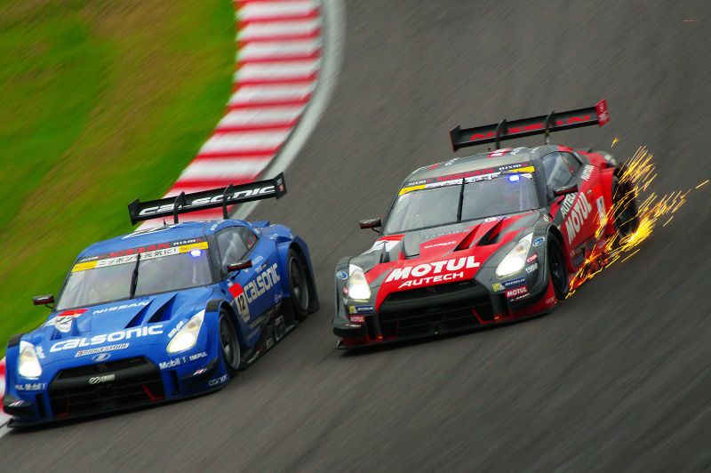 cviviさん｢限界の先へ。｣　レース終盤の1コーナー、絶対に譲れないサイドバイサイドの戦い。バトルの激しさを物語る1号車の大きな火花を上手く捉えることが出来ました