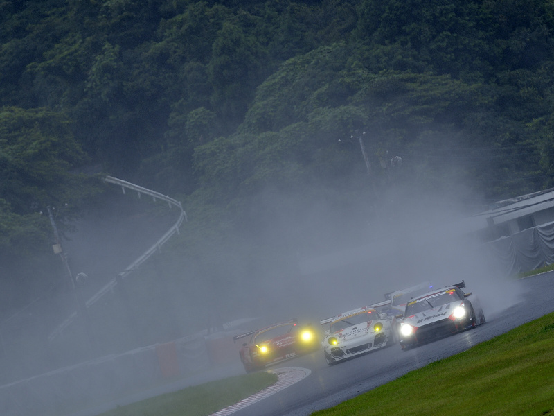 どらちゃんだすよさん　水しぶきをあげ颯爽と駆け抜ける 46号車S Road MOLA GT-R です