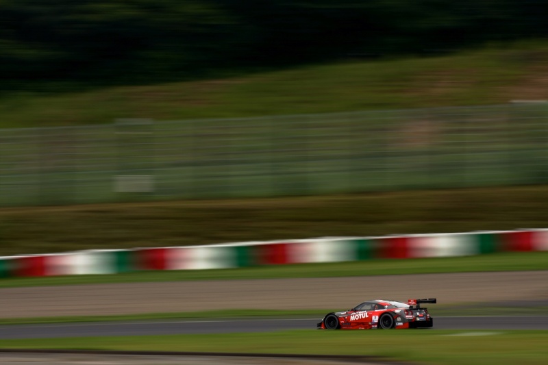 まいくらさん「蹴り出し」　スプーン立ち上がりで、タイヤのグリップを引き出しながら猛然と加速していく様子を撮りました。真横ではなく少し後ろから撮ることでスピード感を出してみました