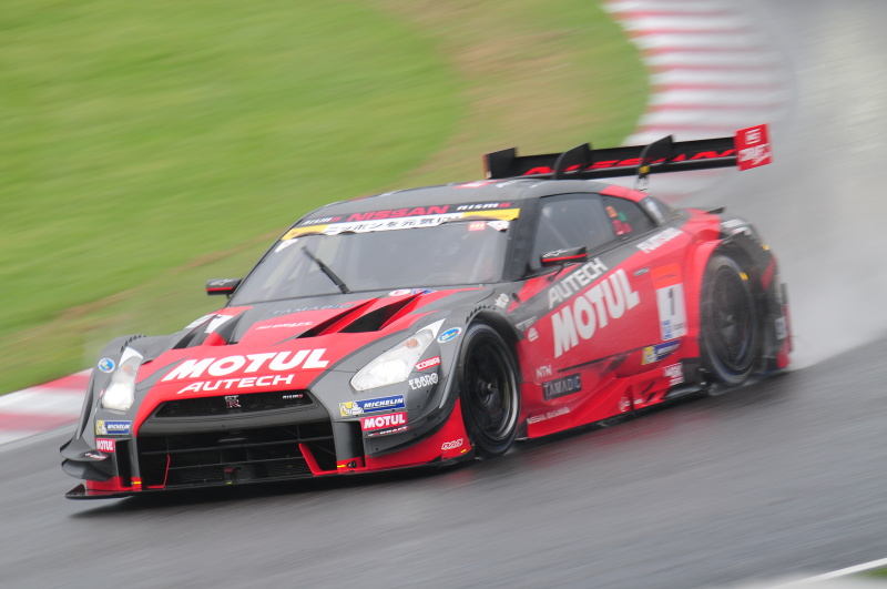 ちゃいたんさん「雨の中の激走」　雨の中、ミシュランタイヤのグリップ力を生かし激走するNo.1NISMO