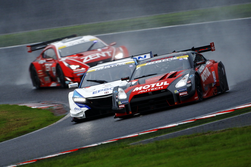 ホリーさん　レース序盤、猛烈に追い上げてきたダンロップ装着のエプソンNSXとブリヂストン装着のZENT RC Fを必死のドライビングでブロックするミシュラン装着のモチュールGT-R。三者三様のマシン、タイヤメーカーの組み合わせによる熾烈な争い