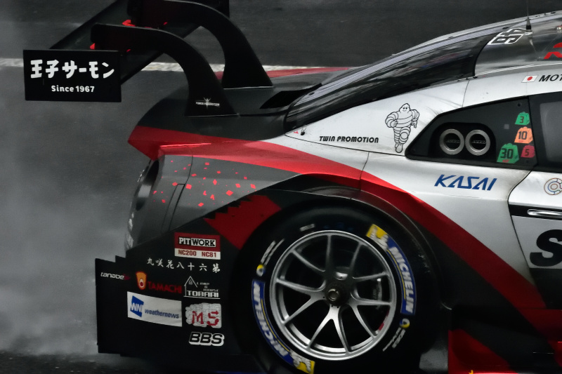 RAYさん「雨を駆ける」　雨のホームストレートを駆け抜けるGT-R。その走りを支えるミシュランタイヤ!