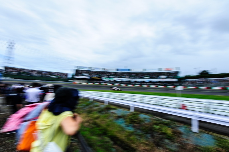 nakansuさん「届け声援」　激感コーナーで観客と46号車を広角で狙ってみました