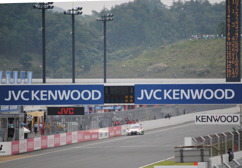 ニコンD3000 / 200mm / 1/500秒 / F5.6 / ISO800