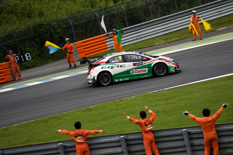 take.k39さん　レース2優勝者モンテイロ選手のウイニングランを迎えるマーシャル達とガッツポーズする瞬間の選手を撮影