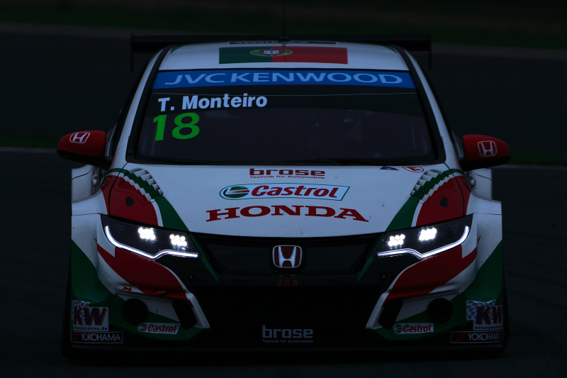 ヒモノテさん　シビックのライトが格好良かったです。真正面からの一瞬を狙い、ナイトレースっぽく仕上げました