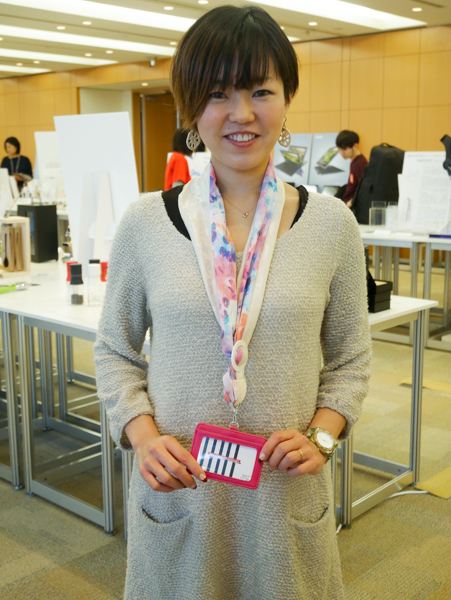 IDカードストラップ。予価3,000円前後。モデルは作者の杉山さくらさん。