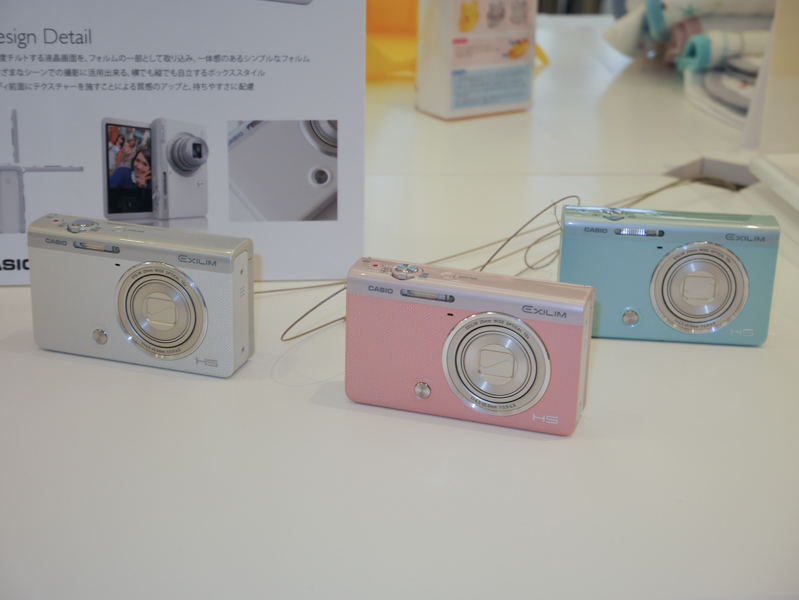 カシオEX-ZR60。やさしい色調やシンプルな自撮り機能が評価された。