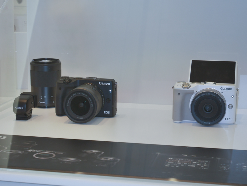 EOS M。その他キヤノンはPowerShot G3 Xが受賞している。