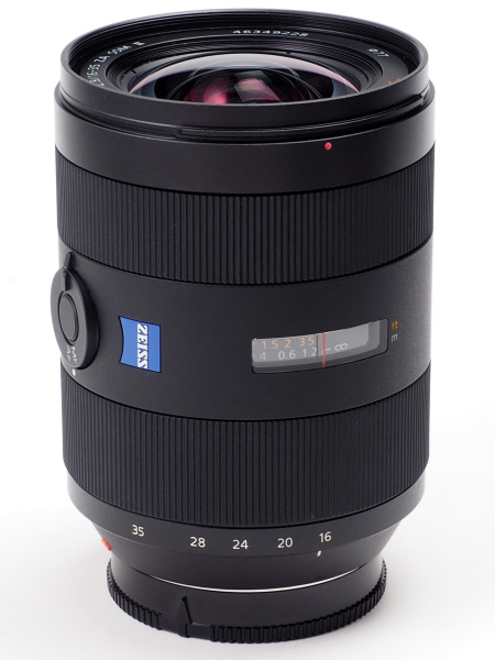 円筒形のデザインであるためか、実際の寸法以上に大きく感じる。質量も872gとなかなかの重量級。とはいえ、描写性能を優先するツァイスブランドと考えれば不思議と許せてしまう