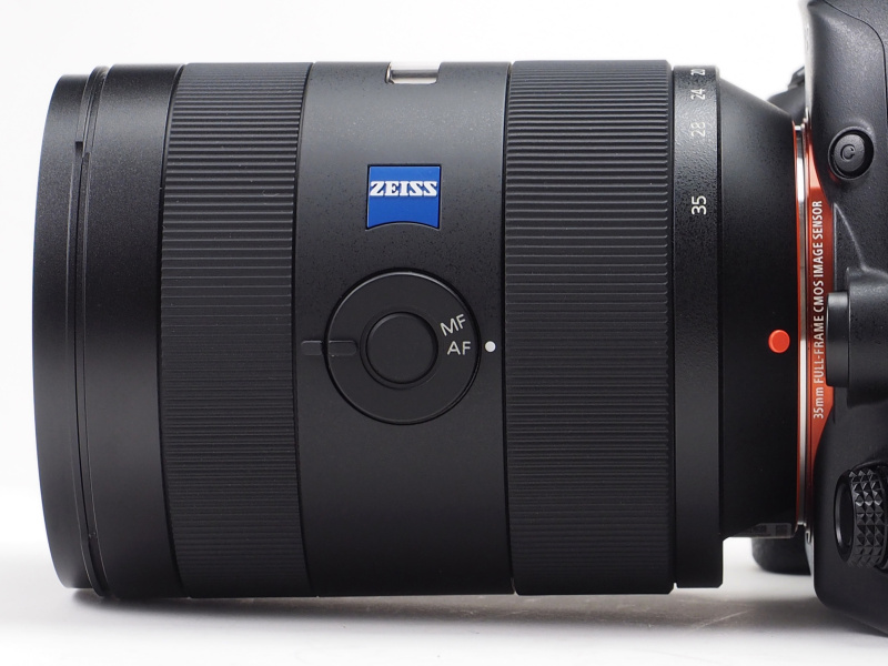 鏡筒側面には円形のフォーカスモードスイッチが配置され、その中心部分にはフォーカスホールドボタンが搭載されている