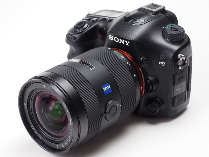 35mmフルサイズカメラであるα99に装着したイメージ。大柄なレンズではあるもののハイエンドモデルのα99やα77 IIとのマッチングはよい