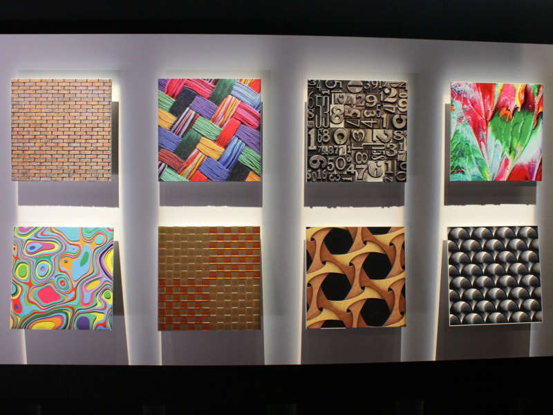 複数の光源とカメラで物体表面の反射光を撮影し、画像処理で凹凸を検出。プリンターで再現できるデータに変換したのち、UV硬化型インクジェットプリンターで色、光沢、凹凸を再現する。