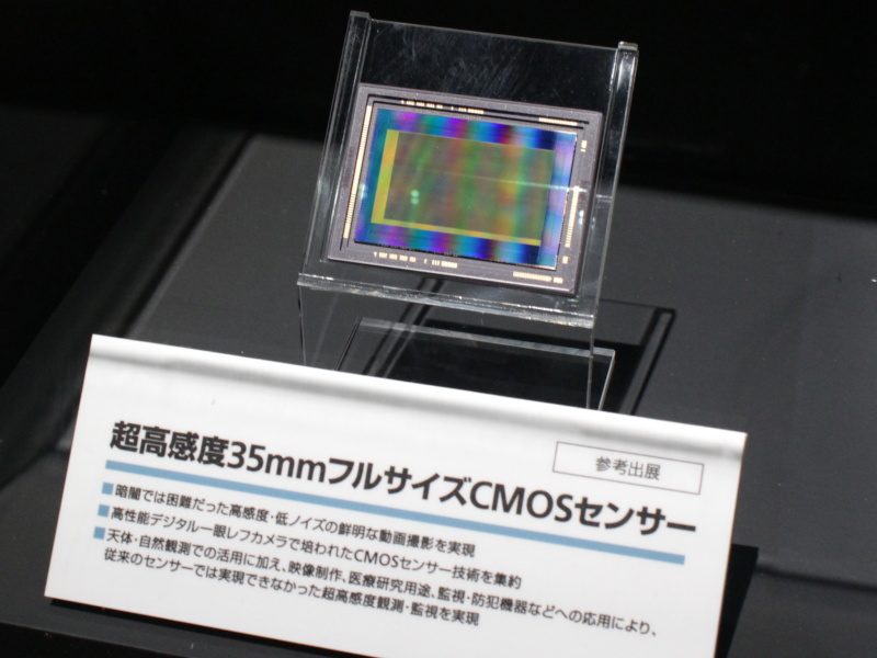 超高感度35mmフルサイズCMOSセンサー。高感度・低ノイズの動画撮影を実現