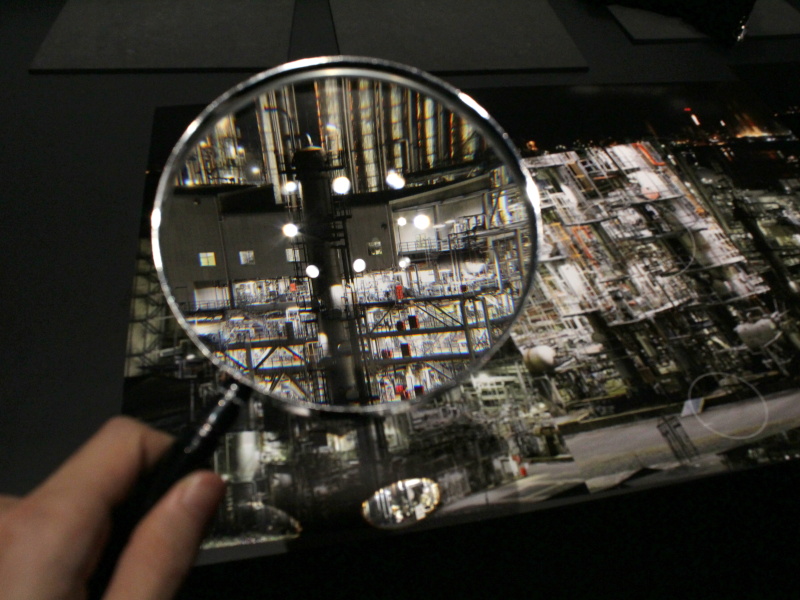 プリントサンプルの観賞用にルーペが用意されていた