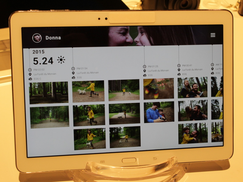 タブレットをリモコンにして画像を探しているところ