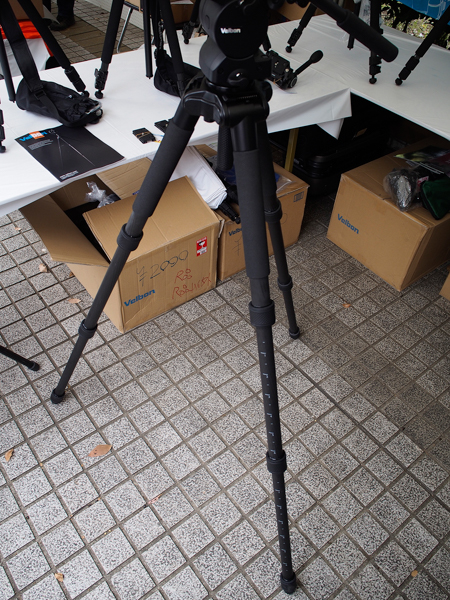 参考出展されていた三脚「Geo Carmagne 840BW」（仮称）。動画用雲台と組み合わせて展示されていたが、鳥など超望遠での撮影を想定しているという。