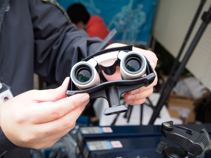 参考出展されていた小型双眼鏡用の固定ヘッド。