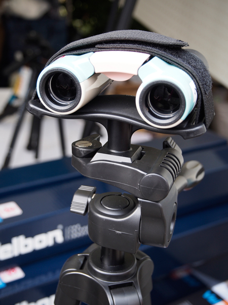 クイックシュー部に装着でき、三脚と組み合わせての利用を想定している。