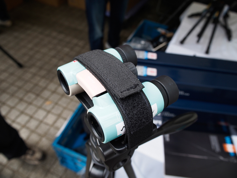 双眼鏡の固定には面ファスナーを採用しており、汎用性は高い。