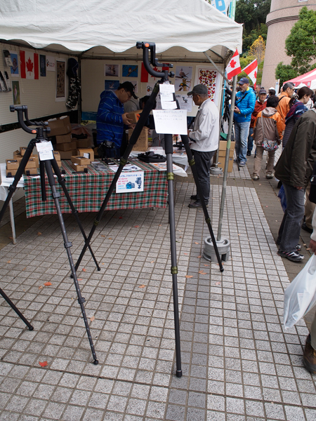 ジョブデザインジャパン初のカーボン三脚「TCF-36」。全高は1,570mm。縮高は680mm。段数は3段。脚径は36mm。重量は1,900g。最大荷重は25kg以内。価格は税別9万7,000円。なお、雲台取付けネジは3/8-16UNC