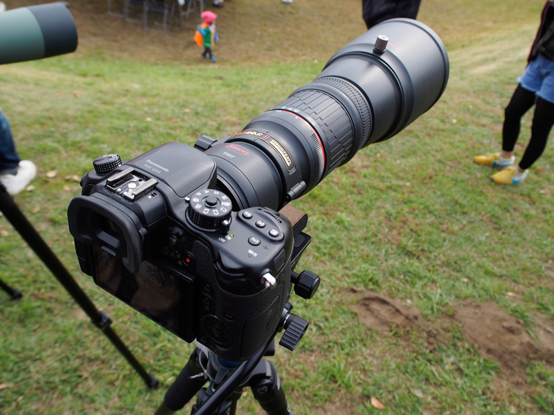 スポッティングスコープのほか、カメラと組み合わせて利用するシステムの展示も行われていた。写真はテレフォトレンズ「PROMINAR 500mm F5.6 FL」と350mm マウントアダプター「TX07」（マイクロフォーサーズマウント用）、パナソニックの「LUMIX GH4」を組み合わせた例。