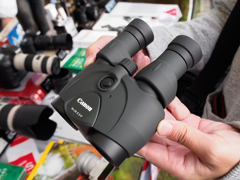 手ブレ補正方式は「バリアングルプリズムによる光学補正方式」。上部のスイッチを押すことで使用できる。