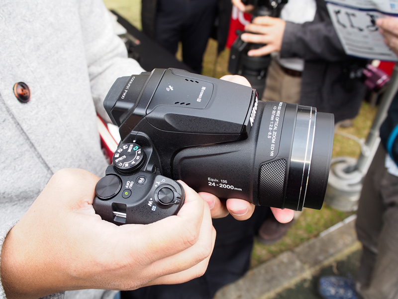 光学83倍（35mm判換算24-2000mm相当）の望遠能力を有するコンパクトデジタルカメラ「COOLPIX P900」。