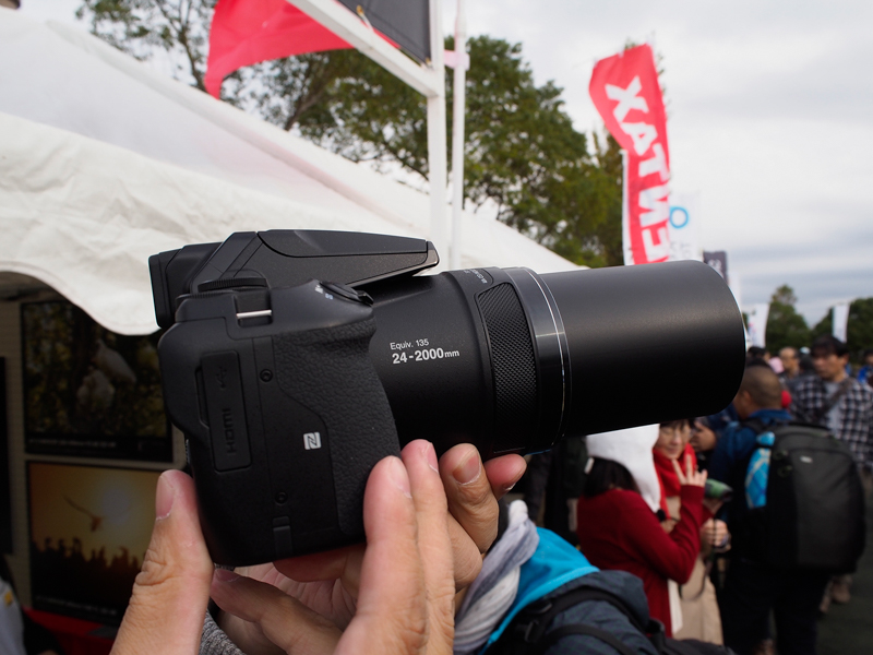 来場者の関心も一際高いというだけあって、来場者の中には携帯している人もいた。