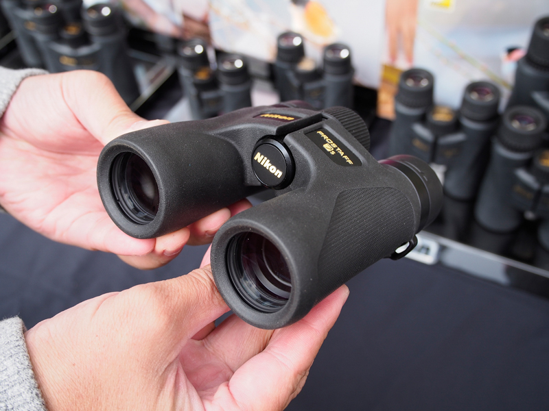 エントリーモデルの双眼鏡「PROSTAFF 7S」。防水仕様で初心者でも扱いやすい。