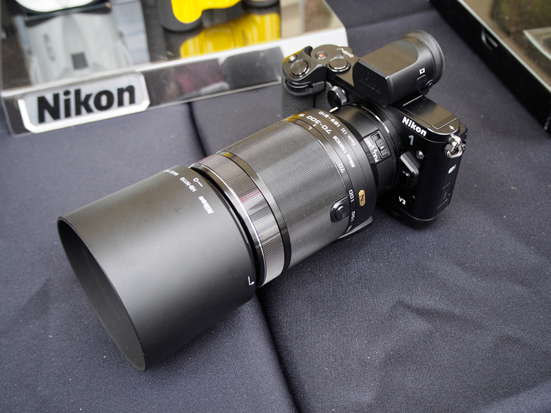 ミラーレスカメラでは、「Nikon 1 V3」と「1 NIKKOR VR 70-300mm f/4.5-5.6」が展示されていた。