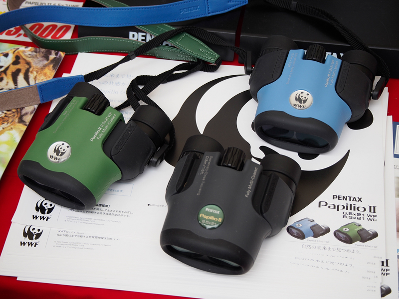同社の双眼鏡「PENTAX Papilio II」をベースとしており、「PENTAX Papilio II 6.5×21 WF」（ブルー）と「PENTAX Papilio II 8.5×21 WF」（グリーン）の2種をラインナップしている。