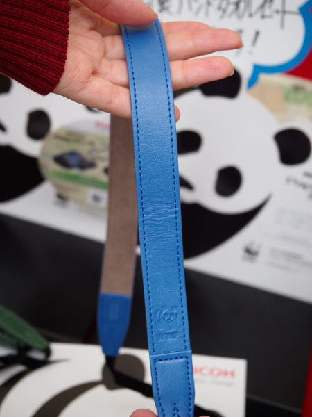 本体色に合わせたオリジナルデザインのストラップも付属する。なお、本体とストラップには支援モデルの証であるWWFのオフィシャルロゴマークが記されている。