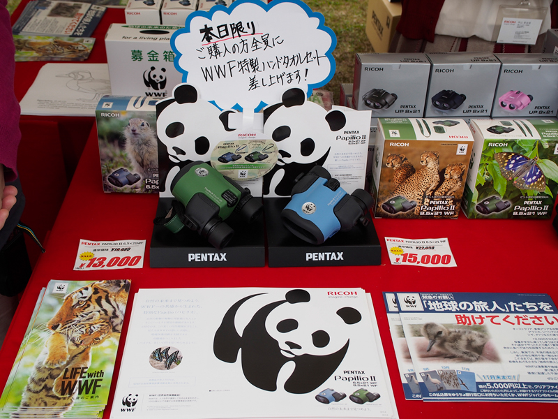 会場でWWF支援モデルの双眼鏡を購入すると、WWF特製ハンドタオルがプレゼントされた。