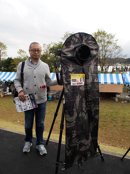 「忍者レフカモフラージュ」と「ひとつ目クンカモフラージュ」が組み合わされた「忍者カモフラージュセット」。三脚と組み合わせて利用する製品で、高さも十分ある。