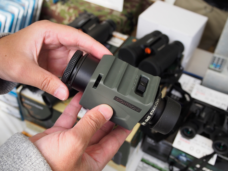 コンパクトな10倍防振機能付き単眼鏡。電源にはCR2リチウム電池を2本利用する。
