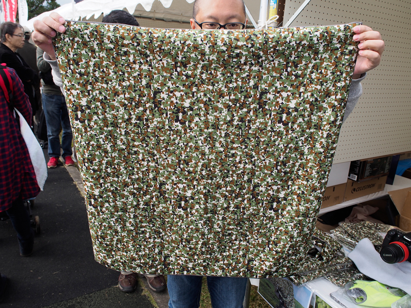 サイズはS（280×280mm）、M（350×350mm）、L（470×470mm）、X（710×710mm）の4サイズをラインナップする。写真はXサイズ。カラーはカモフラージュとブラックの2色。