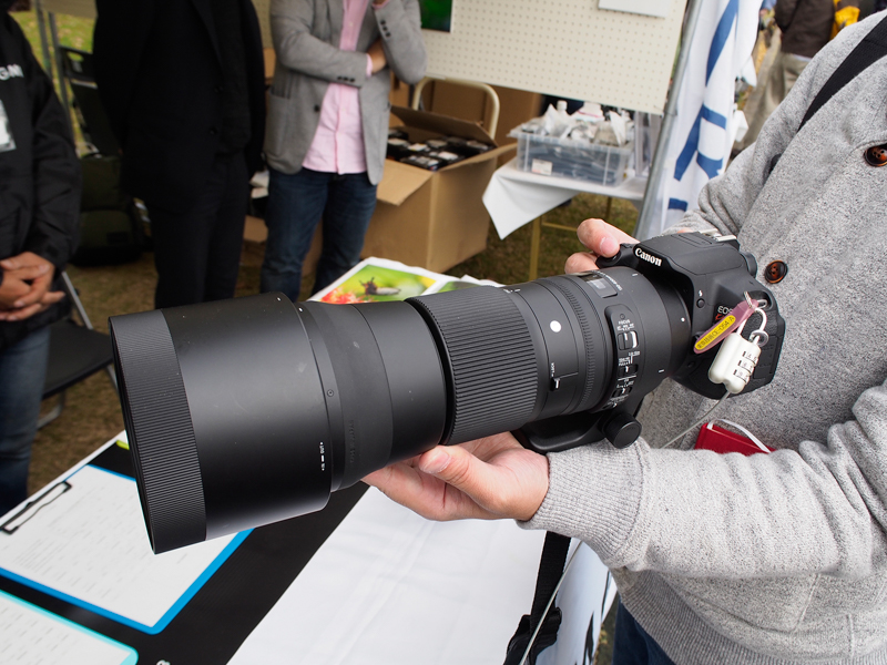 「150-600mm F5-6.3 DG OS HSM | Contemporary」は、フィルター径95mm。重量1,930gの望遠レンズ。150-600mm F5-6.3 DG OS HSM | Sportsの基本スペックを踏襲しつつ、可能な限りの小型化・軽量化が図られている。