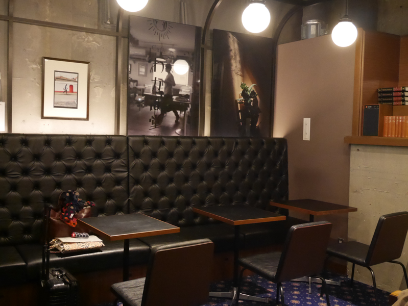 店内の様子。ハービー・山口さんの作品。